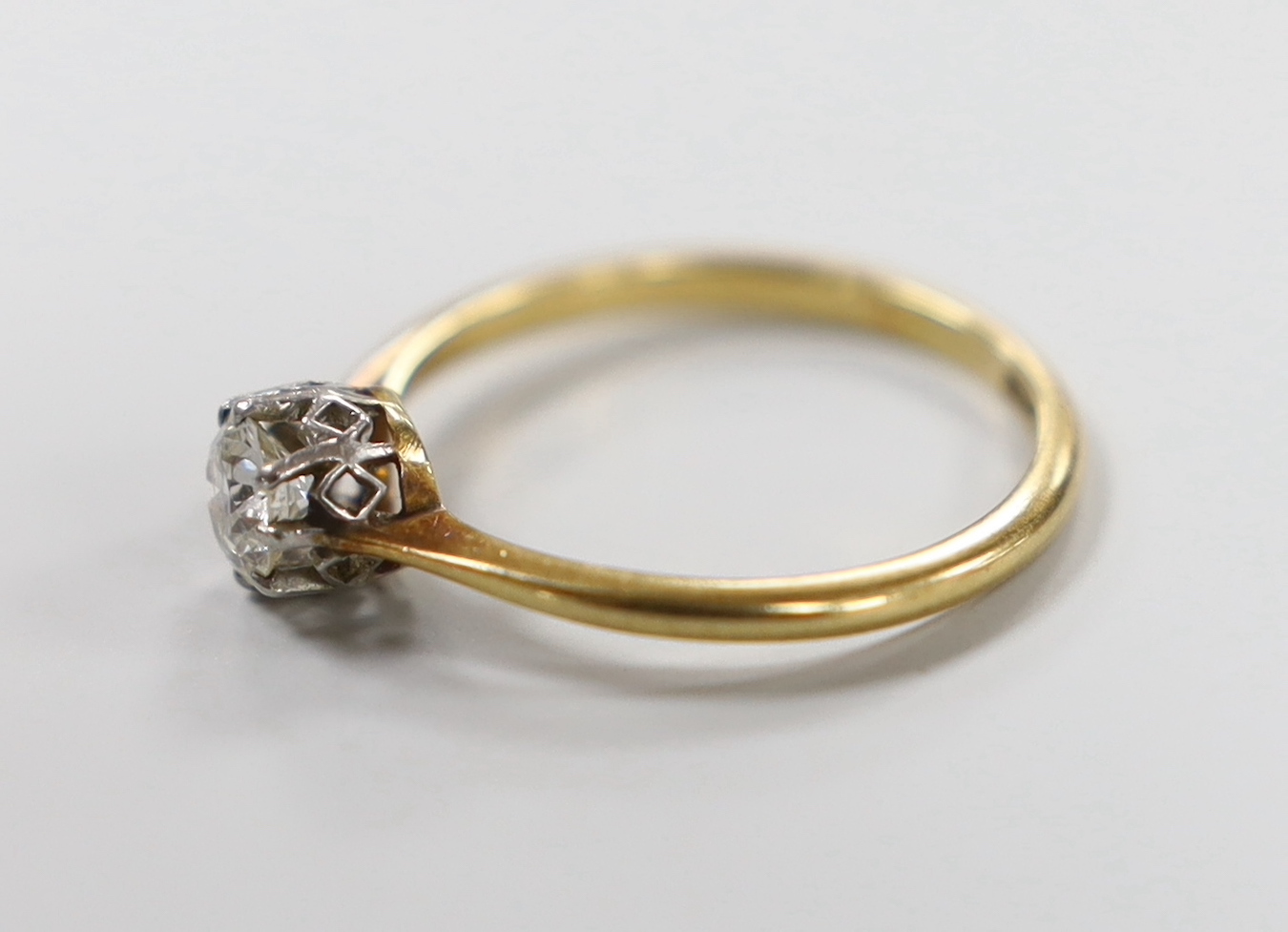 An 18ct & plat set solitaire diamond ring, size P/Q, gross weight 2.4 grams.